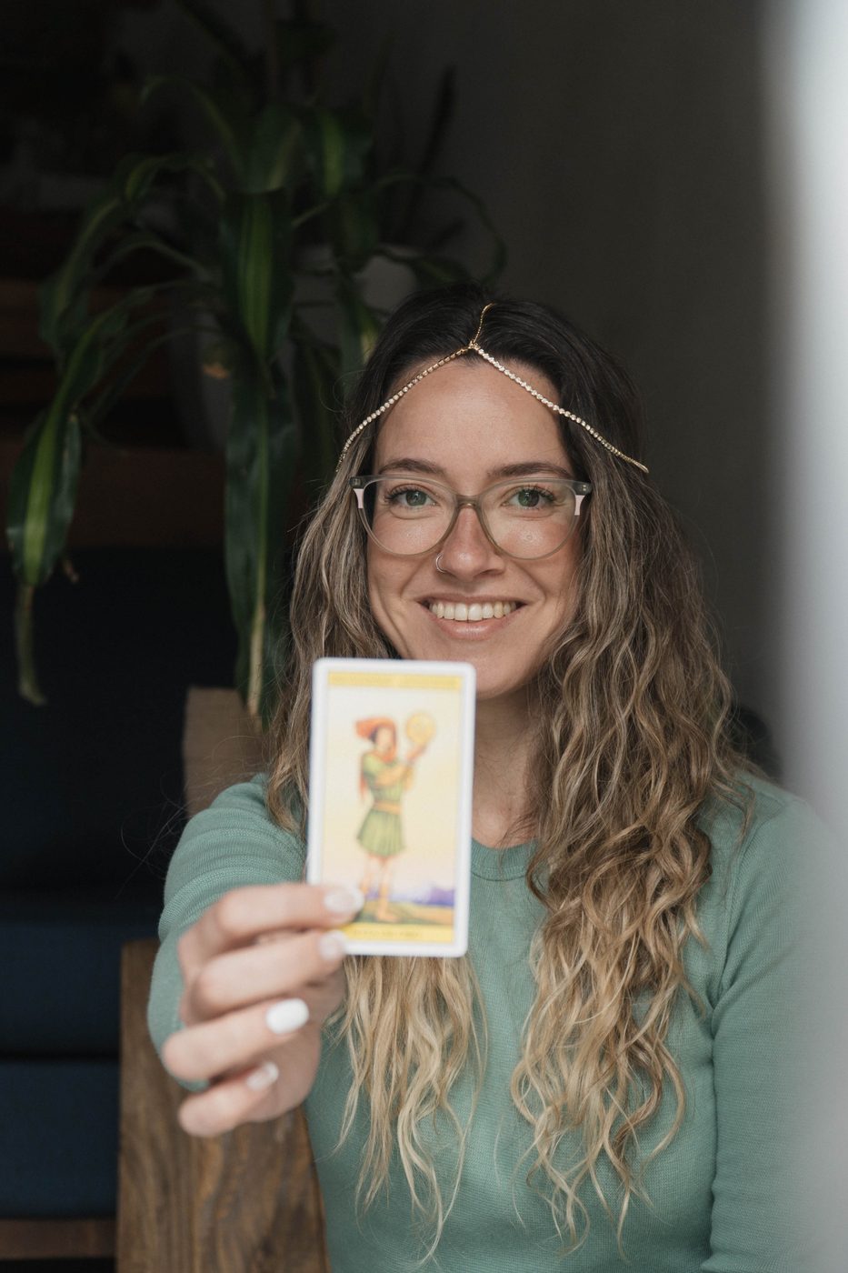 Marian sosteniendo una carta de tarot